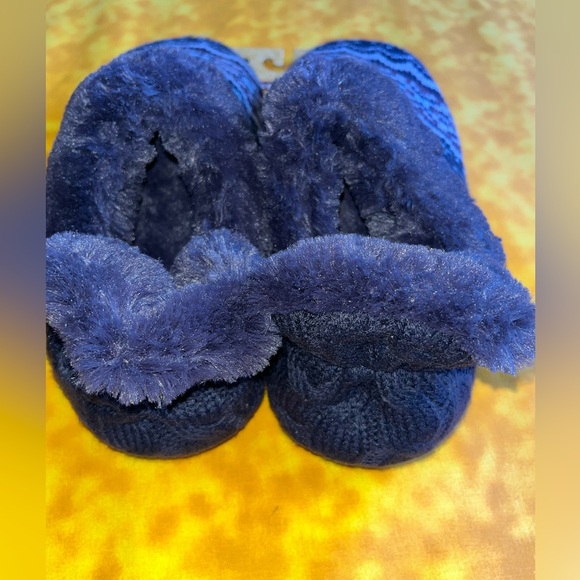 Muk Luks ~ Cozy Slippers - Picture 2 of 6
